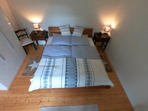 two beds in a room with two chairs and two lamps at Gästehaus Schinna in Stolzenau +38 photos