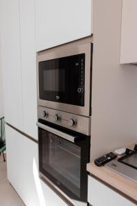 a microwave oven sitting on top of a stove at Vacanze da Beppuccio Scoglitti in Vittoria