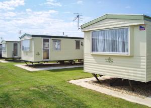 a row of mobile homes parked in a yard at Towervans Caravan Park in Mablethorpe