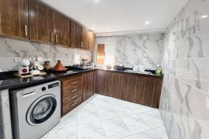 a kitchen with a washer and a washing machine at Perlivia in Chefchaouen