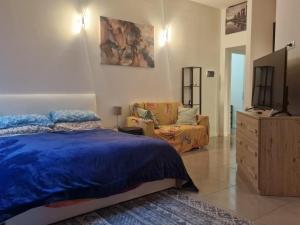 a bedroom with a bed and a couch at Ricky-Lerua Holiday Residence in Florence