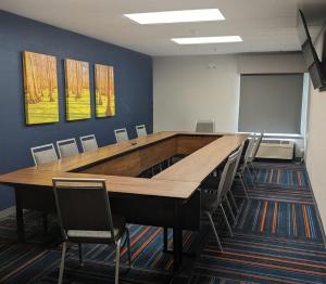 a conference room with a large wooden table and chairs at Hampton Inn Houma in Houma +33 photos