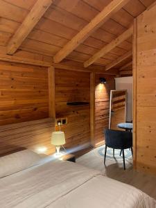 a bedroom with a bed and a desk and a chair at اكواخ اثينا الفندقية in Jeddah