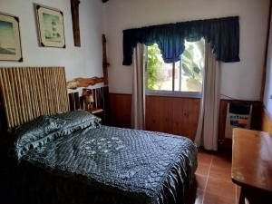a bedroom with a bed and a window at miradas serranas 2 in Villa Giardino