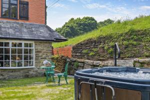 a garden with a tub and a table and a building at 1 Bed in Duloe oc-b29367 in Duloe +14 photos