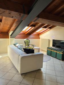 ein Wohnzimmer mit einem weißen Sofa und einem Tisch in der Unterkunft Spazio 28 - free private parking in Mantua