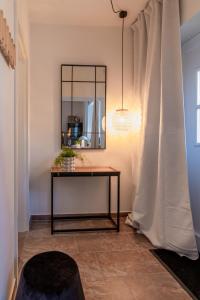 a dressing room with a table and a mirror at Innenhof-Quartier in Meerane