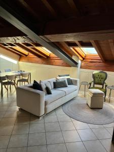 ein Wohnzimmer mit Sofa, Tisch und Stühlen in der Unterkunft Spazio 28 - free private parking in Mantua