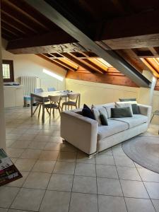 ein Wohnzimmer mit Sofa und Tisch in der Unterkunft Spazio 28 - free private parking in Mantua