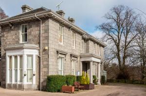 a large brick house with at Woodside House in Aberdeen