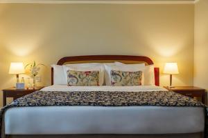 a bedroom with a large bed with two lamps at Royal Palm Plaza Resort in Campinas +41 photos