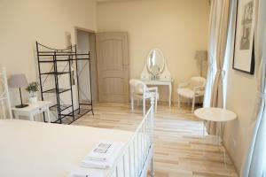 a white room with a dressing table and a mirror at Kambarys prie vynuogyno in Pikeliškės