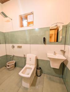 a bathroom with a toilet and a sink at Mamoksha Riverdale in Padinjarathara +27 photos