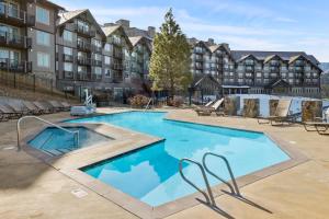 a swimming pool at a apartment complex at 3033 Suncadia Riverfront Studio Lodge Pool Access in Cle Elum