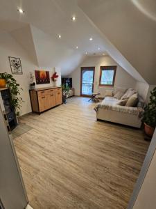 a large living room with a couch and a table at 84m2 Ferienwohnung - Landquartier Moik Ankommen - Durchatmen - Abschalten in Ebenthal
