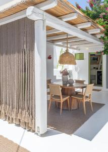 a patio with a table and chairs under a pergola at Villa Lord in Pollonia