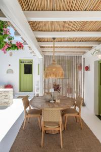 a dining room with a wooden table and chairs at Villa Lord in Pollonia