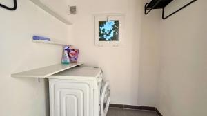a laundry room with a white washer and dryer at MarketHome Ecolodge Plataneras 2 in Chío