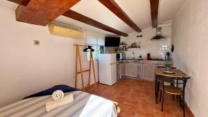 a bedroom with a bed and a table and a kitchen at MarketHome Ecolodge Plataneras 2 in Chío