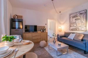 a living room with a blue couch and a table at Innenhof-Quartier in Meerane
