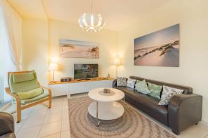 ein Wohnzimmer mit Sofa und Tisch in der Unterkunft Südwind 13 in Zempin