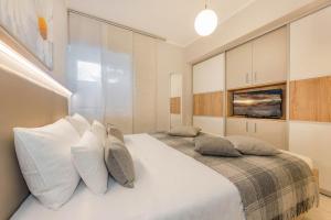 ein Schlafzimmer mit einem großen weißen Bett und Kissen in der Unterkunft Südwind 13 in Zempin + 16 Fotos