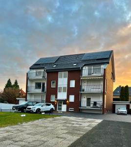 a building with solar panels on top of it at Studio Lippstadt 97, Balkon, Parkplatz, Küche, TV, Waschmaschine in Lippstadt