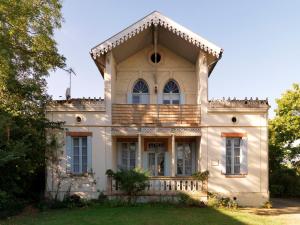 een oud huis met een veranda en een balkon bij Villa Lea in Toulouse