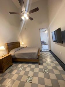 a bedroom with a bed and a ceiling fan at Apartartamento Centrico 27 Chapala in Chapala