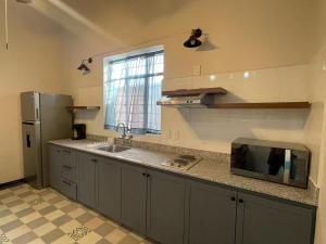 a kitchen with a sink and a refrigerator at Apartartamento Centrico 27 Chapala in Chapala