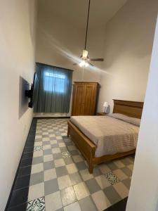 a bedroom with a bed and a ceiling fan at Apartartamento Centrico 27 Chapala in Chapala