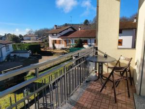 a balcony with a table and chairs and a view at Family 3-Bedroom Apartment near MXP & Lake Maggiore - Parking in Sesto Calende