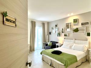 a bedroom with a bed with a green blanket at Giardino Botanico in Ragusa