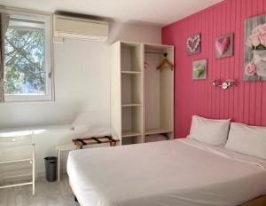 Un pat sau paturi într-o cameră la Le Rialto Hôtel Parc Des Expositions
