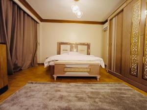 a bedroom with a bed and a table at قصر فنيسيا 6غرف للإيجار ViP Vienice Palace luxury in 6th Of October