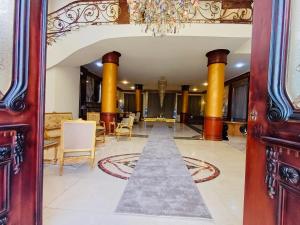 a lobby with columns and a table and chairs at قصر فنيسيا 6غرف للإيجار ViP Vienice Palace luxury in 6th Of October