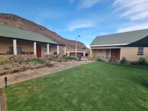 ein Haus mit einem Rasen davor in der Unterkunft Blomberg in Clanwilliam