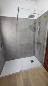 a shower with a glass door in a bathroom at Quarto individual perto de Lisboa e Sintra in Queluz +4 photos