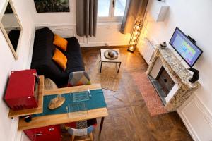 an overhead view of a living room with a couch at Suite historique classée Avignon intra-muros in Avignon