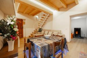 a dining room with a table and chairs in a room at La Casa della Musica by Le Case di Tati in Carpasio