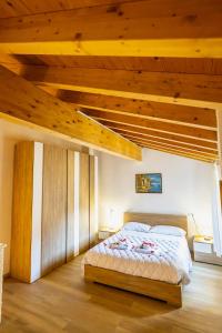 a bedroom with a bed and wooden ceilings at La Casa della Musica by Le Case di Tati in Carpasio