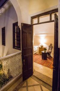 een open deur naar een kamer met een slaapkamer bij Riad Light Of Sun in Marrakesh