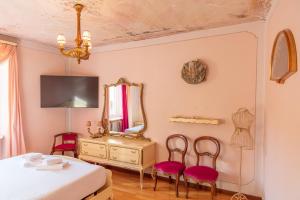 a bedroom with a bed and a mirror on the wall at Appartamento Splendore in Bellagio