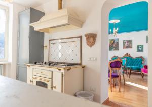 a kitchen with a stove and a dining room at Appartamento Splendore in Bellagio
