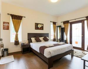 a bedroom with a large bed in a room at Paradise Perfect - Nonsmoking Non alcoholic No unmarried couples in Ooty