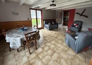 a living room with a table and a couch at Le gîte a momo in Annoire