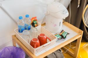 a table with bottles of water and a blender at ลักษณ์ภูชี้ฟ้า 2 แบบโดม in Ban Seng Choi