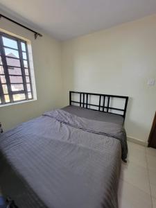 Un pat sau paturi într-o cameră la Cjs apartment