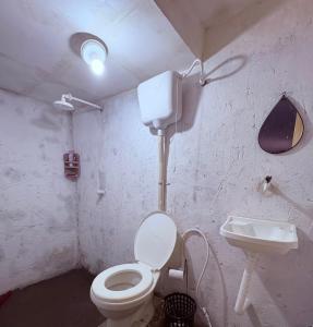 a bathroom with a toilet and a sink at Por do sol residence in Aracati +5 photos