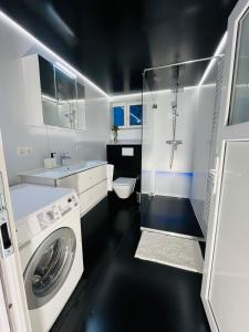 a bathroom with a washing machine and a sink at Ferienwohnung Südtor 2 in Geisingen